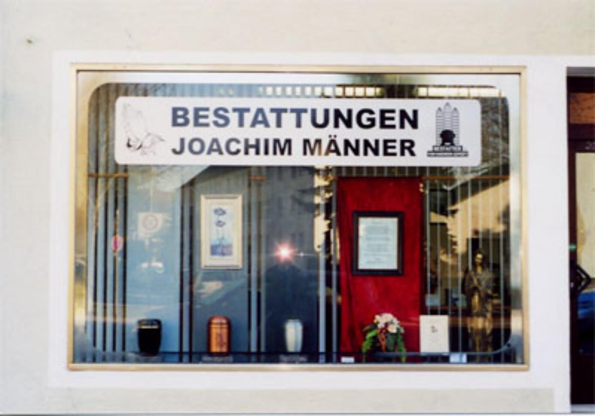 Schaufenster von Bestattungen Joachim Männer in der Asamstraße 16 in Ingolstadt